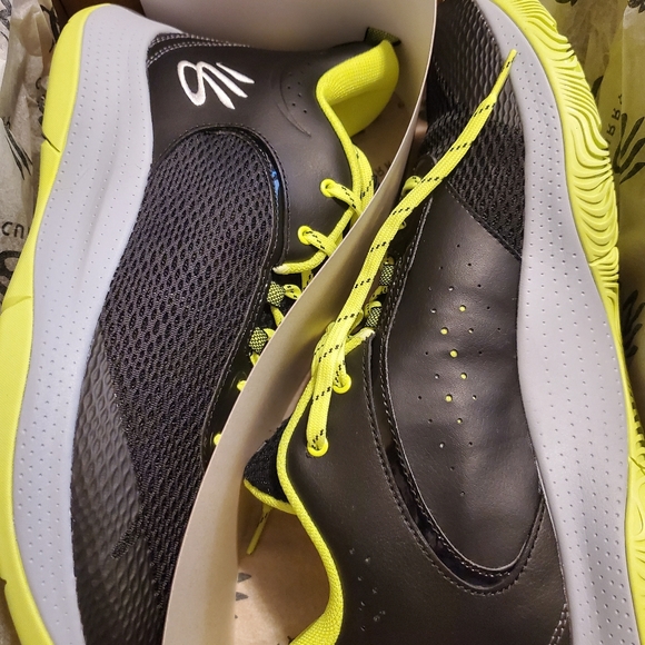 Steph Curry 3z6: Black and green basketball shoes; sleek design, ultimate grip, - Picture 2 of 6